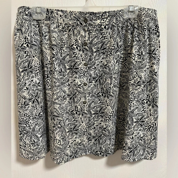 Maurice’s Black and White Mini Skirt With Fun‎ Print Size XL Button Down Front - Picture 1 of 7